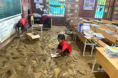 Lũ ống bất ngờ, hàng trăm học sinh, giáo viên tháo chạy trong đêm