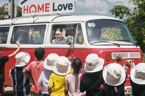 Chuyến xe Home Love mang mùa khai trường ấm áp đến học sinh Gia Lai