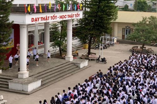 Nữ sinh bị ô tô của phụ huynh húc trong sân trường