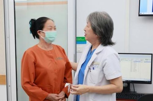 65 tuổi thoát mù nhờ giác mạc nữ bác sĩ hiến tặng