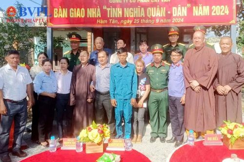 VKSND huyện Hàm Tân phối hợp trao nhà nghĩa tình 'Quân - dân'
