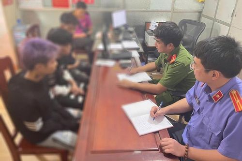 Nhóm thanh thiếu niên mang hung khí gặp ai 'ngứa mắt' là đánh