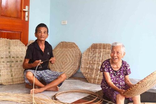 Người cao tuổi Nghệ An 'giữ lửa' nghề truyền thống