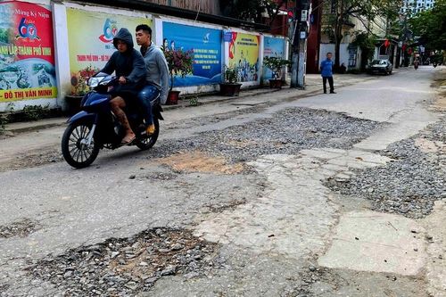 Nhiều tuyến đường nội thành Vinh xuống cấp, chi chít ổ gà