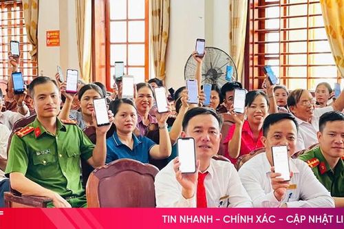 Cẩm Xuyên 'gõ từng nhà' để hướng dẫn người dân sử dụng dịch vụ, ứng dụng phát triển kinh tế số