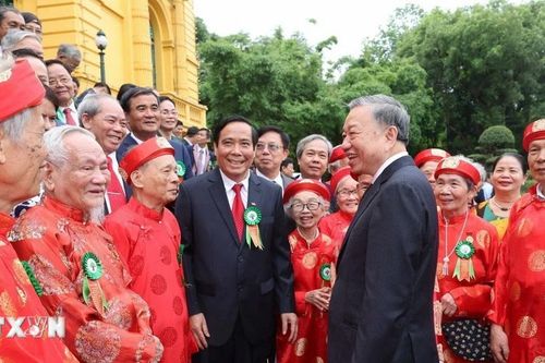 Người cao tuổi Việt Nam nêu cao tinh thần 'tuổi cao-gương sáng'