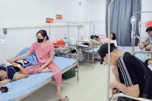 Hà Nội: Nhiều học sinh ngộ độc sau khi uống nước ngọt phát ngoài cổng trường