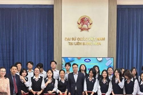 Bộ trưởng Thông tin và Truyền thông giao lưu với du học sinh Việt tại Nga