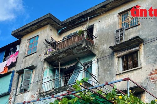 Cận cảnh chung cư cũ xuống cấp, tường bong tróc lộ gạch và sắt ở Nam Định