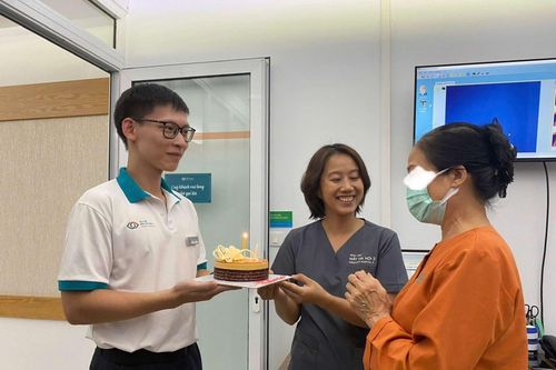 Người phụ nữ mù lòa 10 năm tìm lại ánh sáng nhờ được ghép giác mạc
