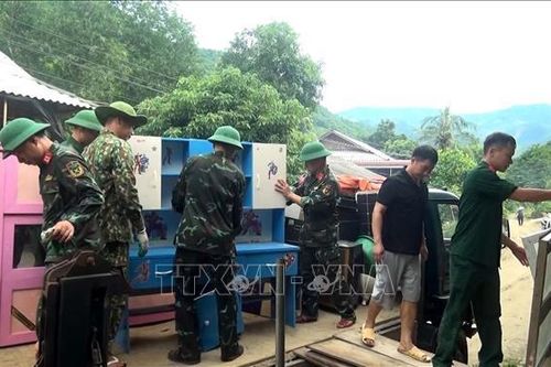Sơ tán khẩn cấp các hộ dân ra khỏi vùng sạt lở đất tại thị trấn Mường Lát