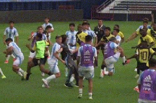 Cầu thủ Argentina và Ecuador lao vào đánh nhau như phim hành động
