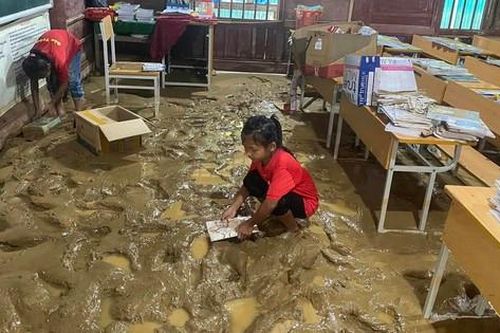 Xót xa học sinh tìm sách ngập chìm trong bùn sau trận lũ ống