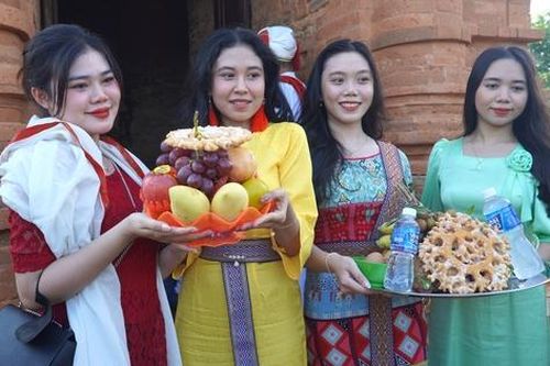 Rộn ràng Lễ hội Katê của đồng bào người Chăm Bình Thuận