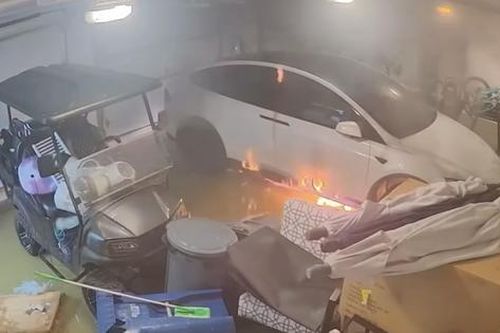 Xe Tesla tự bốc cháy do bị ngập nước