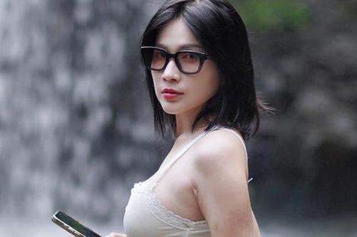 Khả Như khoe vóc dáng gợi cảm U40