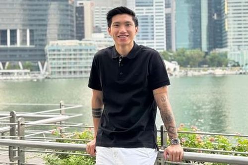 Đoàn Văn Hậu 'kết thân' với giày sneaker nghìn đô ở đời thường