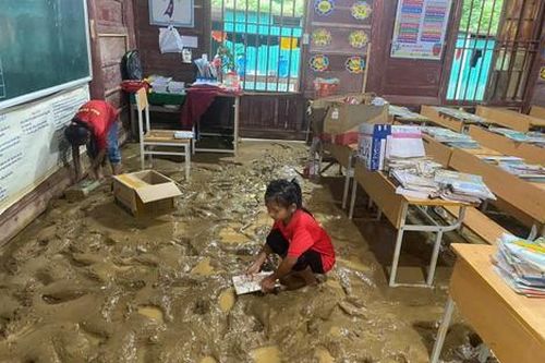 Lũ ống bất ngờ trong đêm ở Nghệ An, bản làng ngập sâu hơn 1 mét