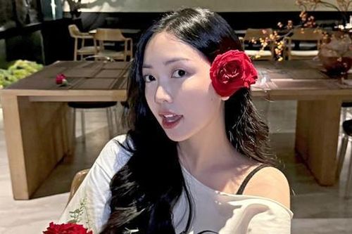 Vợ Hà Đức Chinh đẹp ngẩn ngơ sau khi sinh con