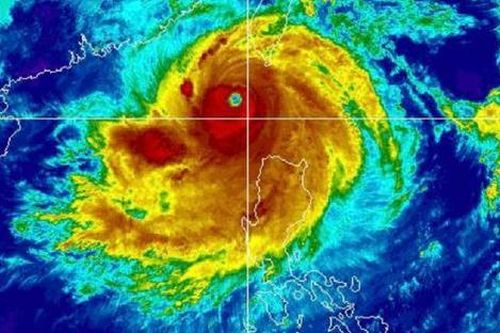Cận cảnh mắt siêu bão Krathon: Cảnh báo cấp độ đỏ, giật cấp 17 gây biển động dữ dội