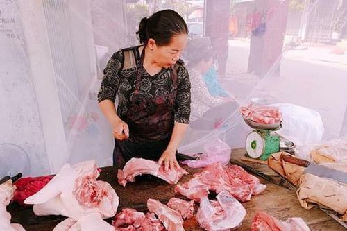 Người phụ nữ bán thịt lợn trúng số tiền tỷ vẫn giản dị, chăm làm từ thiện