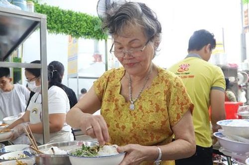 Phụ nữ cao tuổi tiếp tục phát huy vai trò trong gia đình và xã hội