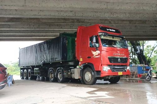 Vĩnh Phúc: Binh đoàn 'xe vua' thản nhiên chạy vào tuyến đê cấm