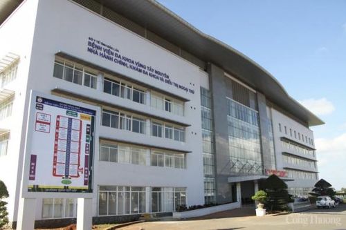 Đắk Lắk: Phẫu thuật lấy viên sỏi nặng gần 1kg trong bàng quang của nam bệnh nhân