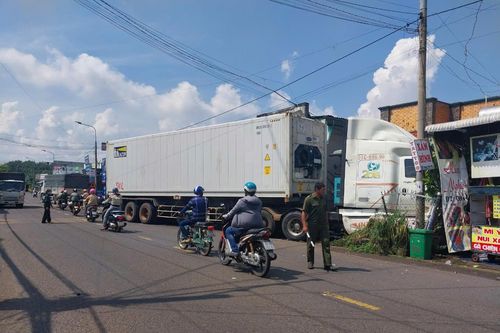 Va chạm với xe tải, xe container mất lái đâm sập tường nhà dân