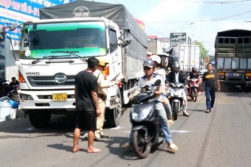 Va chạm với xe tải, xe container mất lái đâm sập tường nhà dân