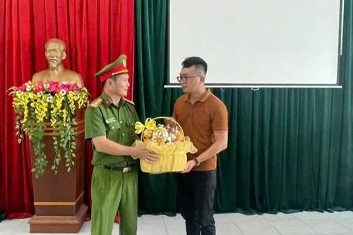 Gia đình nạn nhân trong vụ mắc kẹt giữa dòng lũ trên sông Ayun đến cảm ơn lực lượng Công an
