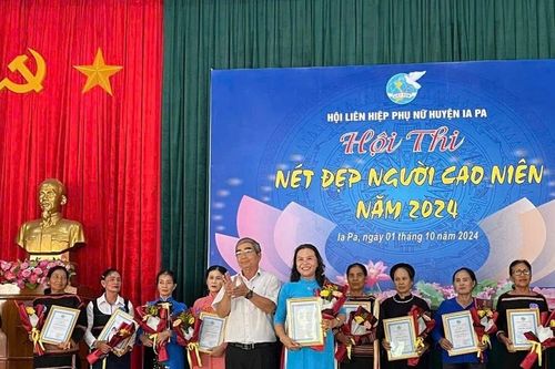 Thí sinh Đinh Thị Hòa giành giải nhất Hội thi Nét đẹp người cao niên huyện Ia Pa năm 2024
