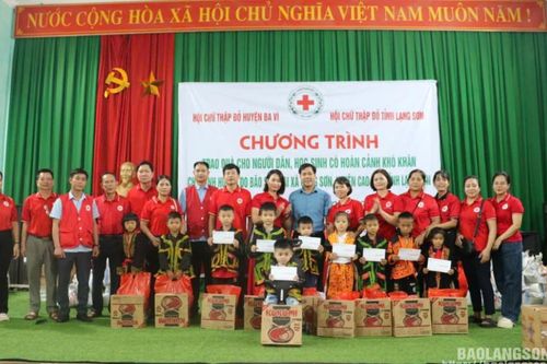 Hội Chữ thập đỏ tỉnh phối hợp tặng 150 suất quà cho các hộ dân, học sinh có hoàn cảnh khó khăn bị ảnh hưởng bởi cơn bão số 3 tại huyện Cao Lộc