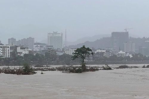 Nước sông Hồng lên cao đột ngột