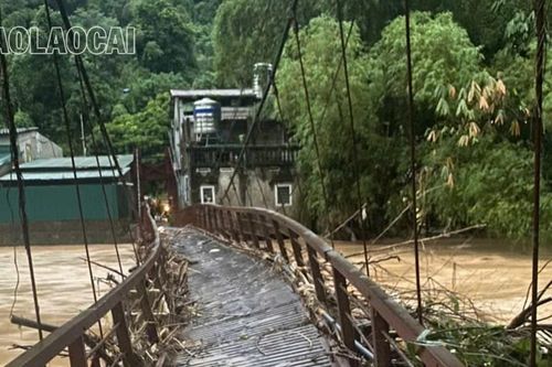 Suối Ngòi Đum dâng cao, cầu treo Bắc Cường bị vặn nghiêng