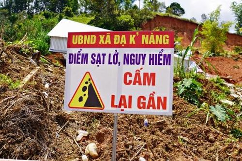 Khẩn trương hạ tải trọng đỉnh đồi có nguy cơ sạt lở cao
