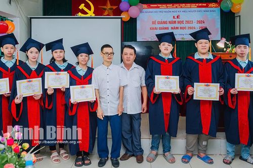 Khai giảng năm học mới cho học sinh khiếm thính