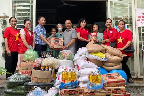 Trao nhu yếu phẩm cho Quán cơm từ thiện 19