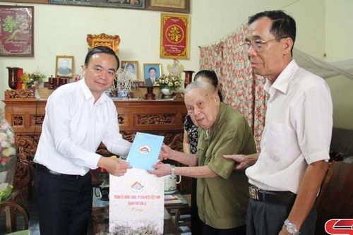 Thường trực Thành ủy thăm, tặng quà người cao tuổi