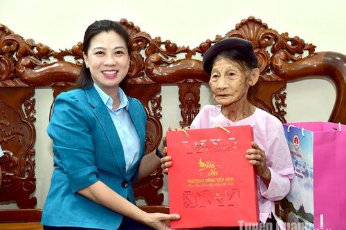 Phó Bí thư Thường trực Tỉnh ủy, Chủ tịch HĐND tỉnh Lê Thị Kim Dung thăm, tặng quà người cao tuổi tại thành phố Tuyên Quang