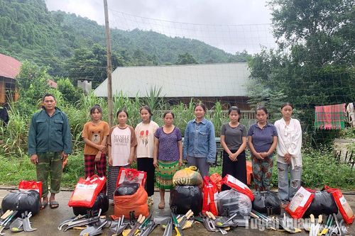 Hỗ trợ nông cụ sản xuất, con giống cho người dân Pắc Hóp