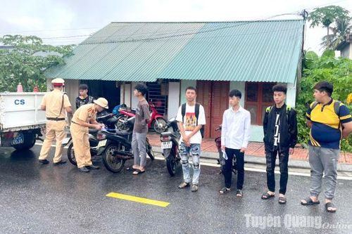 Triển khai cao điểm bảo đảm trật tự, an toàn giao thông cho học sinh