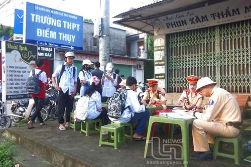 Ra quân cao điểm đảm bảo trật tự an toàn giao thông cho học sinh