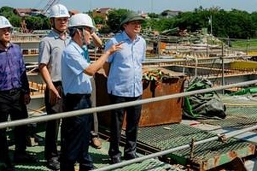 Lãnh đạo tỉnh kiểm tra tiến độ công trình cầu vượt sông Hương