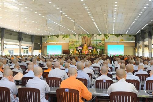 Tăng Ni sinh Học viện Phật giáo VN tại TP.HCM nghe phổ biến về ứng phó biến đổi khí hậu