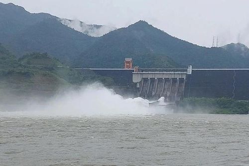 Thủy điện Tuyên Quang mở cửa xả lũ, lưu lượng 1.215m3/s