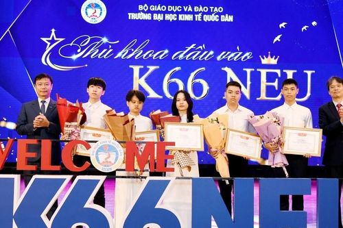 5 Thủ khoa đầu vào Trường Đại học Kinh tế Quốc dân được cấp học bổng toàn phần học phí