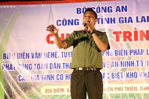Gương mặt đoạt giải nhì cuộc thi giọng hát hay ngoại ngữ