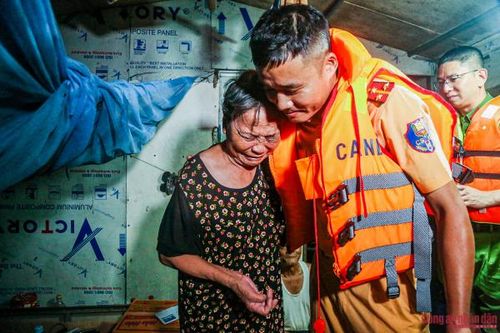Lá thư sau bão người dân làng chài Văn Đức gửi CSGT Hà Nội