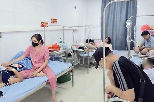 Uống nước ngọt phát miễn phí ở cổng trường, 13 học sinh nhập viện